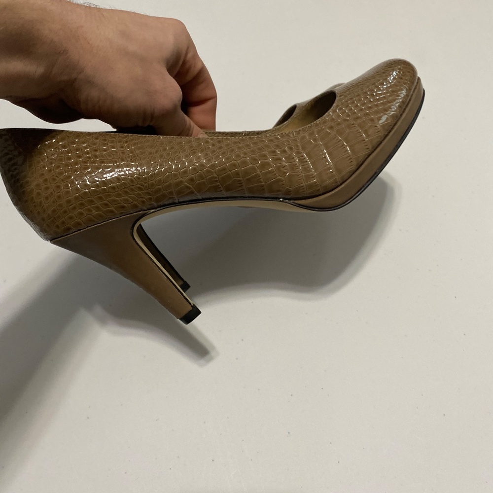 Anne Klein Womens 3” heels 8 brown taupe round toe faux alligator textured heels - Picture 5 of 9